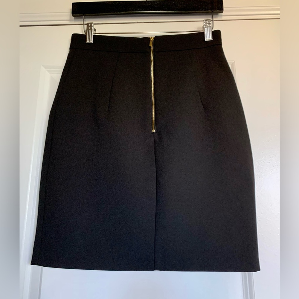 NWOT PENCIL SKIRT W/TWO FRONT FUNCTIONAL ZIPPERED POCKETS. GOLD ZIPPER IN BACK. - Picture 2 of 5